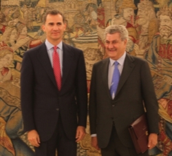 Su Majestad el Rey junto al presidente del Congreso de los Diputados, Jesús María Posada Moreno